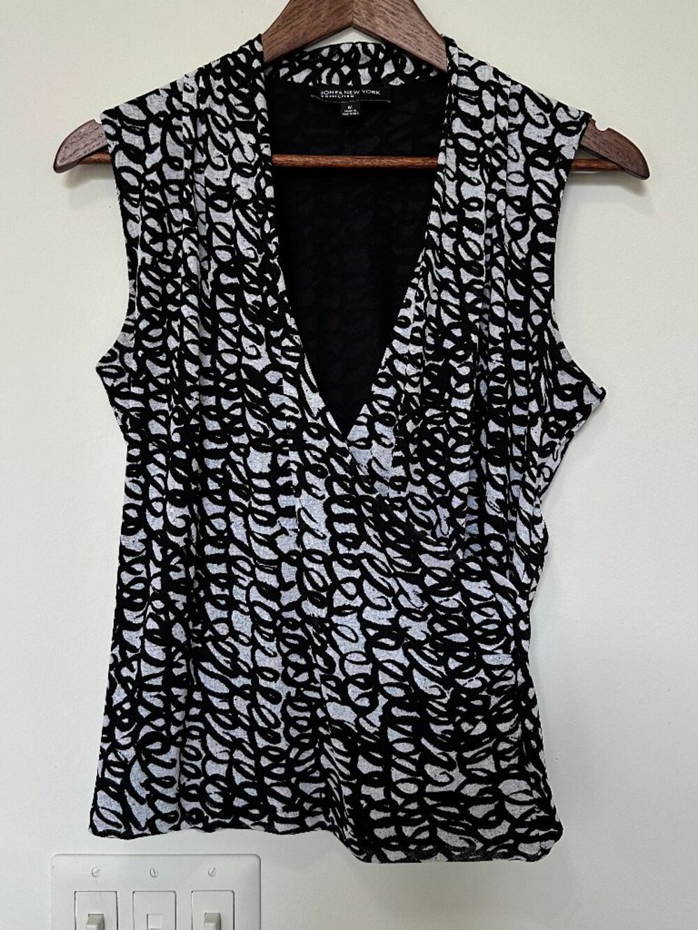 Jones New York Collection Medium Black White Abstract Crossover Tank Top 🖤🩶